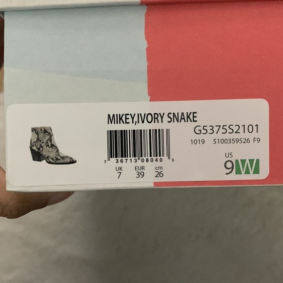 FAUX Snake Skin Booites - Picture 7 of 7